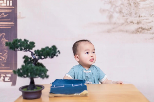 昆明怀孕肚子中间凹两边凸